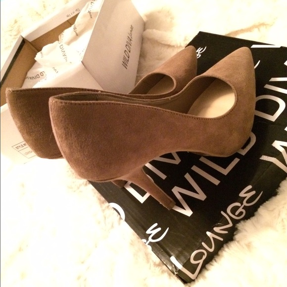 Brand new tan suede pumps in 5 1/2