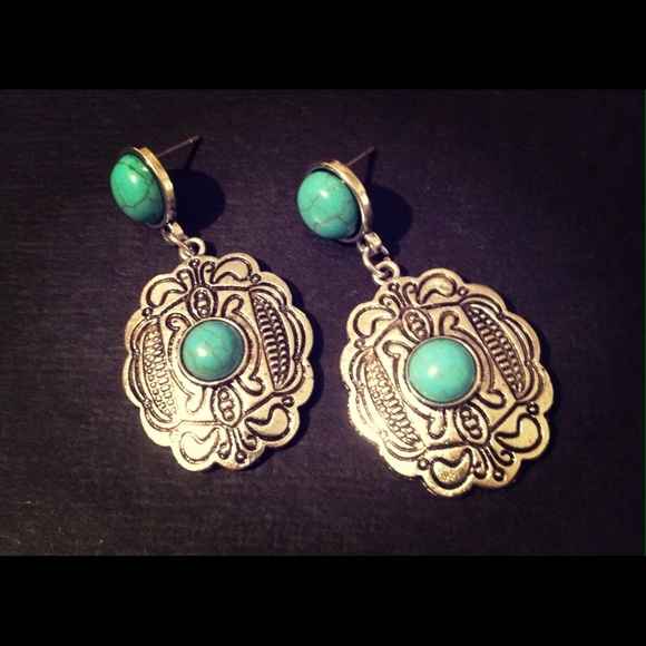 Accent earrings