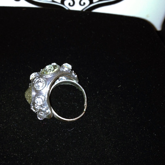 Large accent ring - Picture 2 of 3