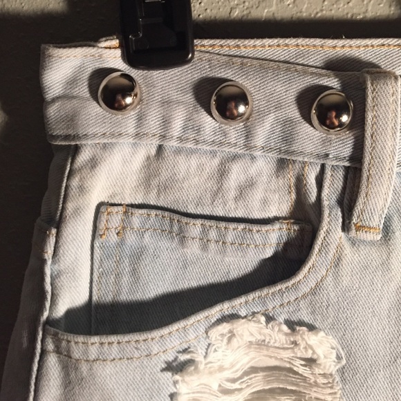 Light High Rise Shorts - Picture 3 of 4