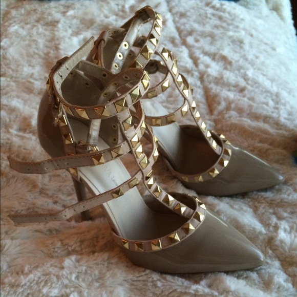 Brand new nude pumps with gold details