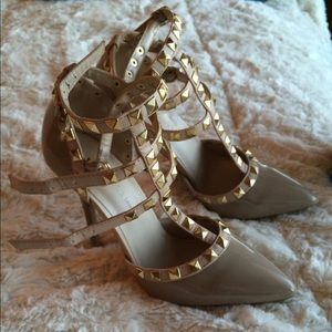Brand new nude pumps with gold details