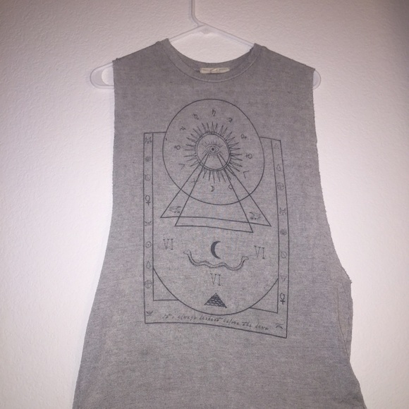 Gray graphic  muscle tee