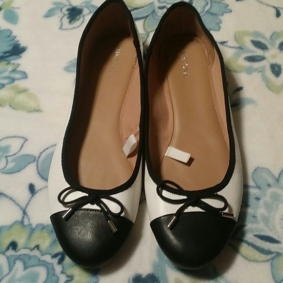 Merona Womens sz 11 black and white flats