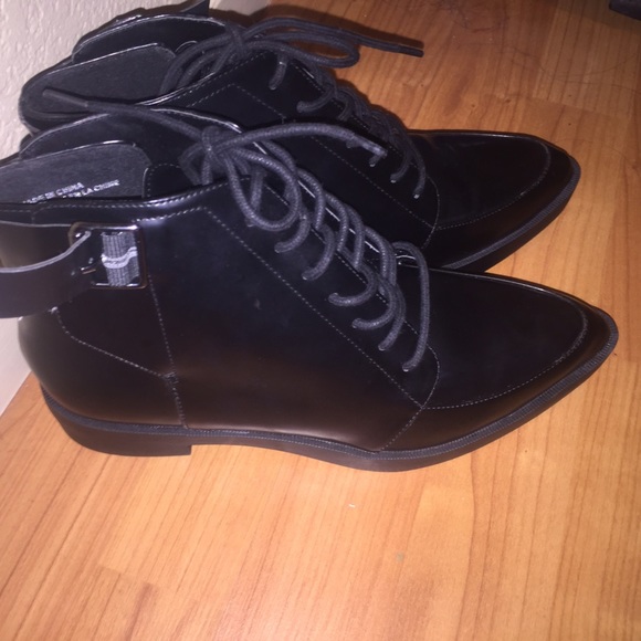 Pointed black glossy ankle boots - Picture 2 of 4