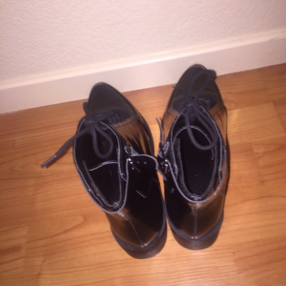 Pointed black glossy ankle boots - Picture 3 of 4