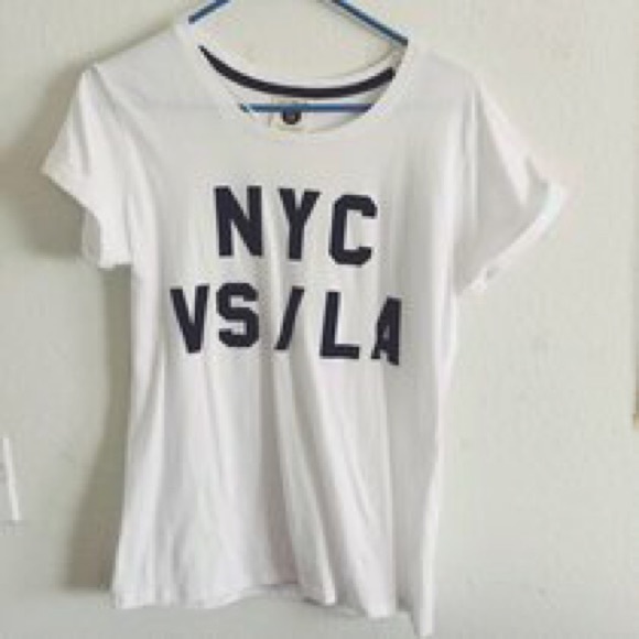 Brandy Melville Tops - Nyc vs la graphic tee