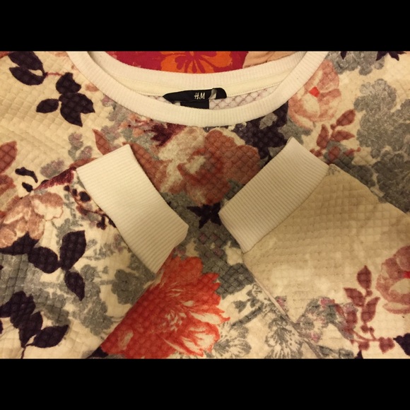 Multi-Colored Floral Sweater - Picture 3 of 3