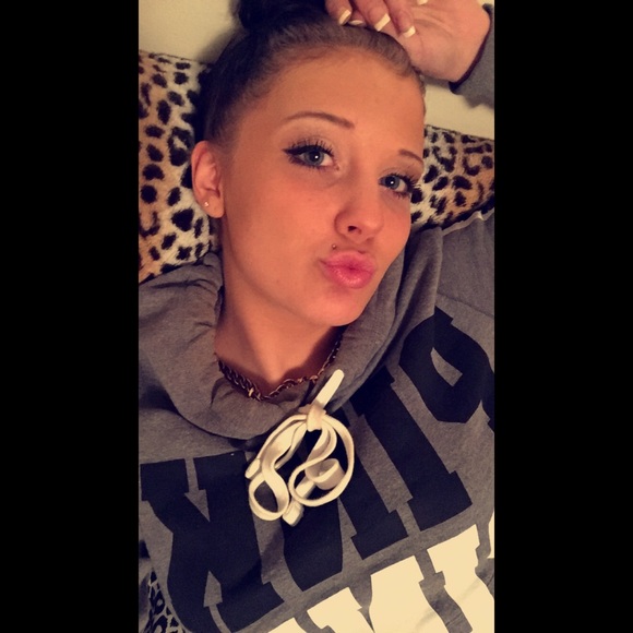 Meet your Posher, Mikaela - Picture 3 of 4