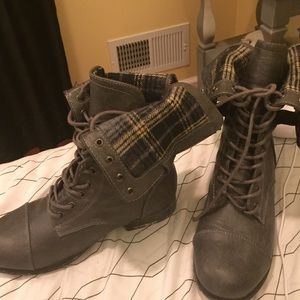 Combat grey boots