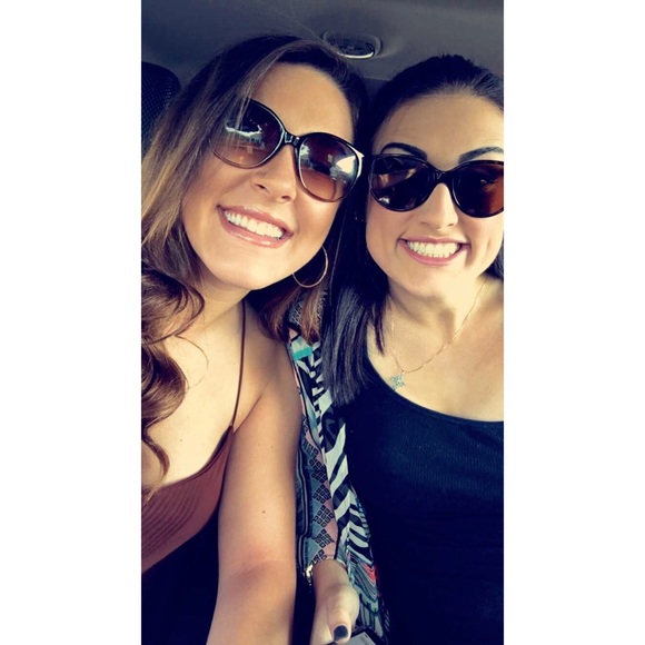 Meet your Posher, Allyssa - Picture 3 of 3