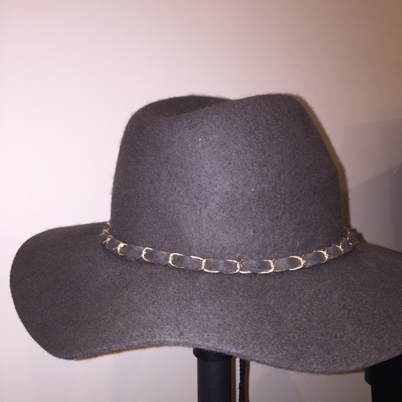 Grey floppy hat with gold chain