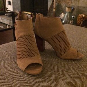 Dolce Vita tan suede booties