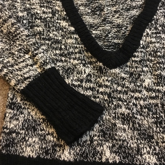 Japan Ofuon v-neck black and white sweater - Picture 3 of 4