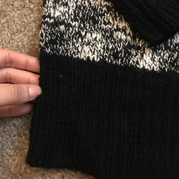 Japan Ofuon v-neck black and white sweater - Picture 4 of 4