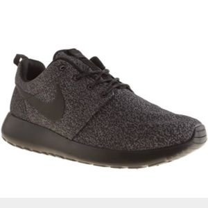 Black Nike Roshe