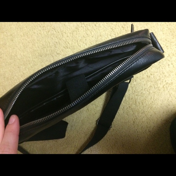 Kenneth Cole Reaction messenger bag - Picture 2 of 2