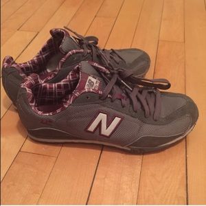 Supercute grey New Balance sneakers w maroon trim