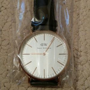 Daniel Wellington 40mm watch - black strap