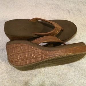 Volatile sandals