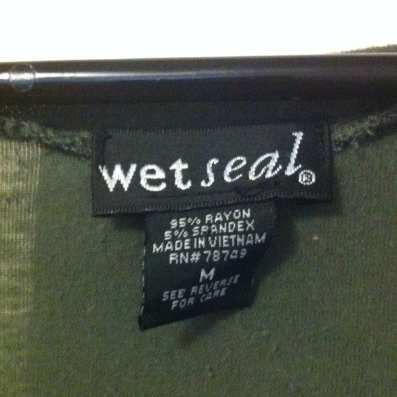 Wet seal v-neck tee - Picture 2 of 2