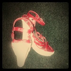 Red snake skin textured wedges