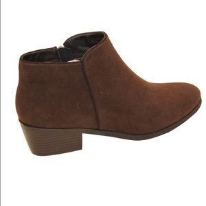 Super cute chocolate brown side zip ankle booties!