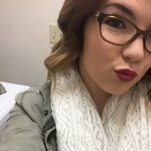 Meet your Posher, Caitlin