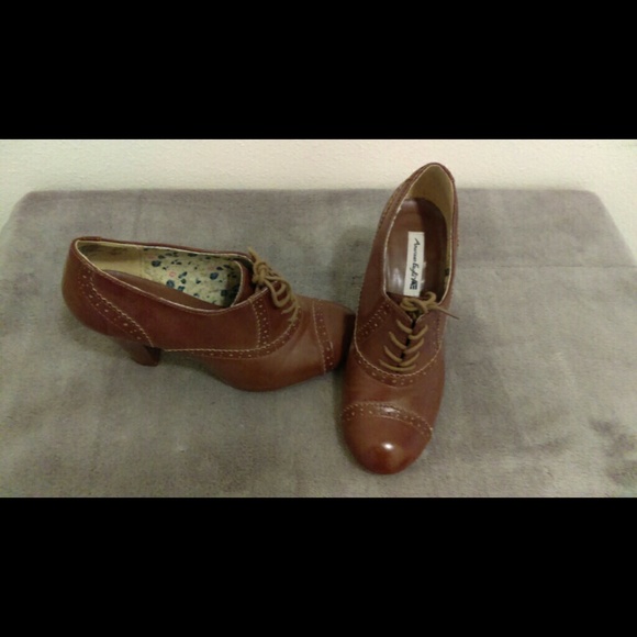 Oxford style brown heels