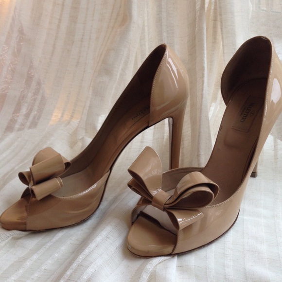 Tan patent leather Valentino pumps
