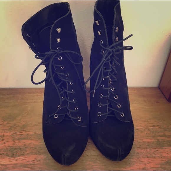 Lace up boho-chic suede black booties