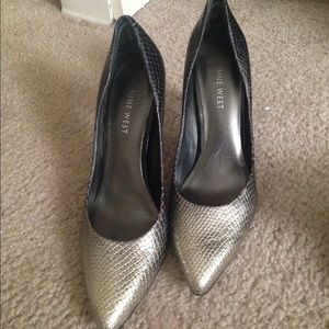 Two toned black and metalic snake skin pump