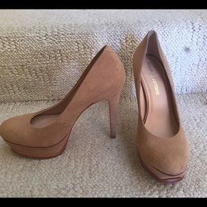 Nude suede pour la victoire heels