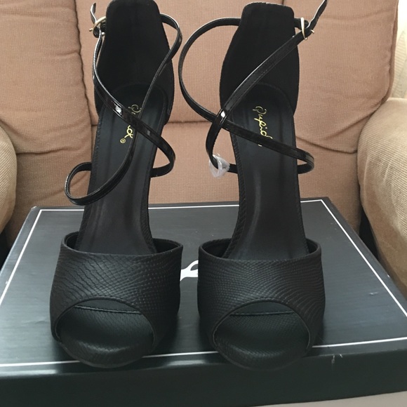 black heels with strap. - Picture 2 of 3