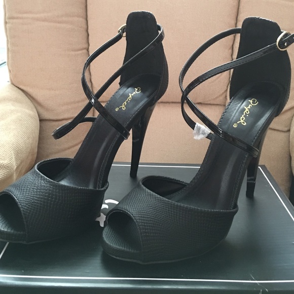 black heels with strap. - Picture 3 of 3