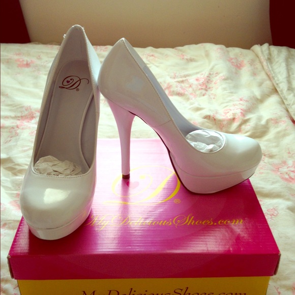 Delicious White Pumps