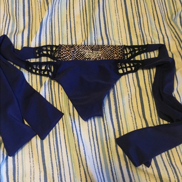 TRADED Acacia bottom