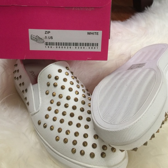 Shoes - Picture 2 of 4