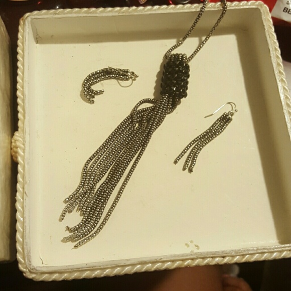 Necklace and earrings - Picture 1 of 1