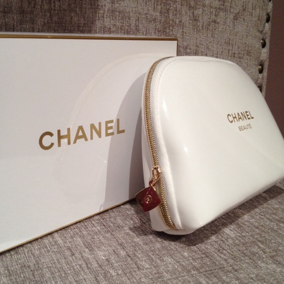Understand and buy > chanel beauty makeup bag > disponibile