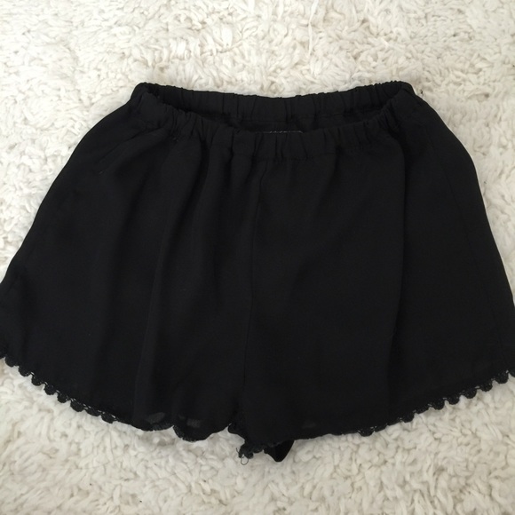 Black Brandy Melville shorts