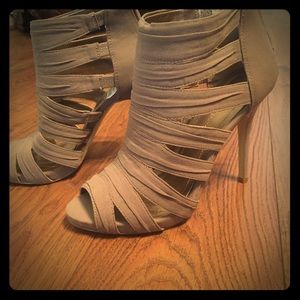 BCBGeneration heel size 7 1/2. 3 1/2 heel.