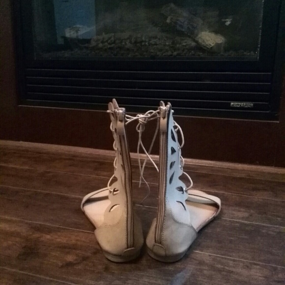 Tan gladiator sandals NWOT - Picture 3 of 4