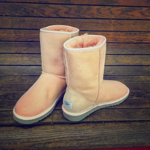 NIB Ugg Boots classic short pink size 8