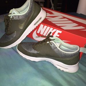 NIKE air max THEA, in olive+mint 😍