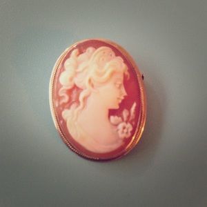 Beautiful vintage portrait pin/pendant! 1 x .75 in