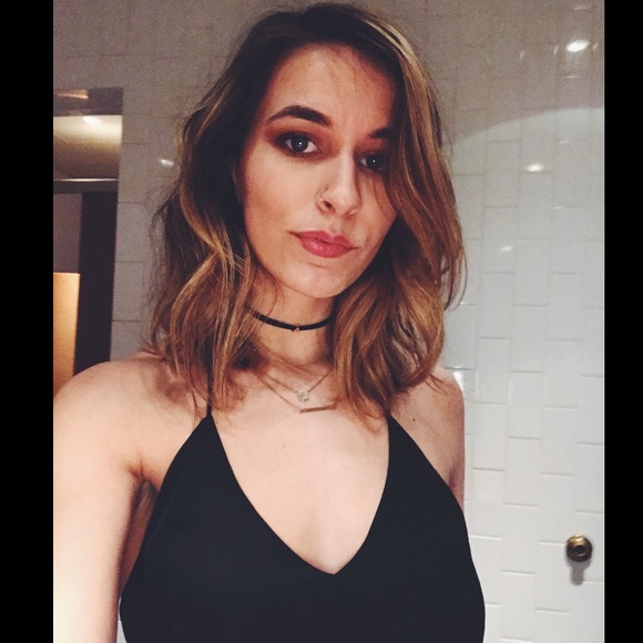 Meet Your Posher🌻 - Picture 2 of 5