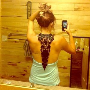 Scoop neck lace splicing backless tank.