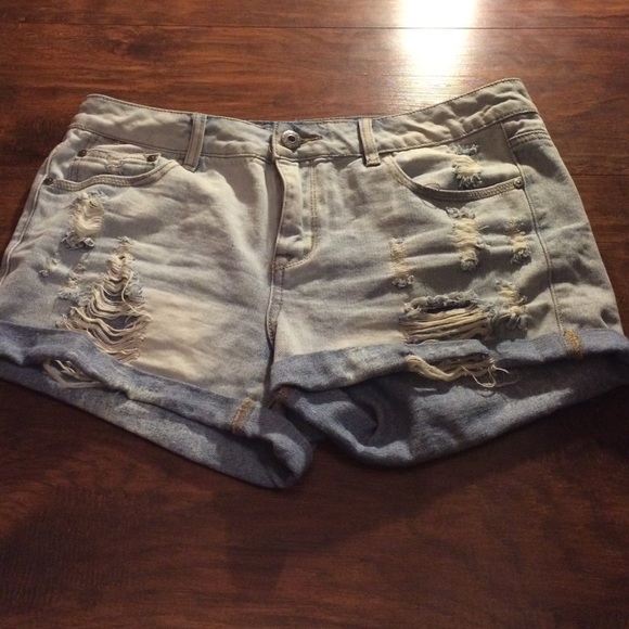 Super cute ripped shorts!