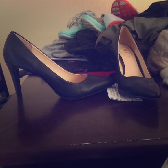 Size 8.5 Ana black short heels